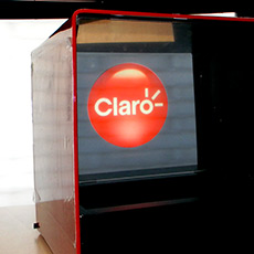Holograma Playbots para promocionar la marca Claro